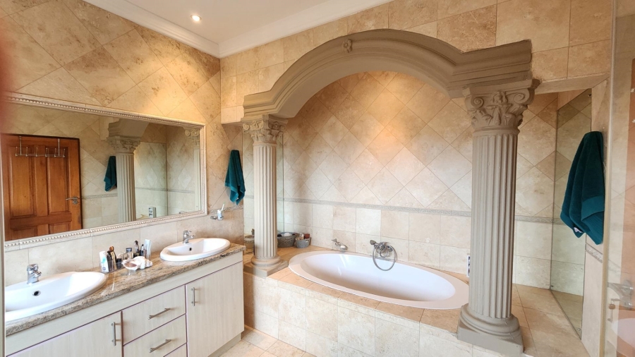 6 Bedroom Property for Sale in Hartenbos Heuwels Western Cape